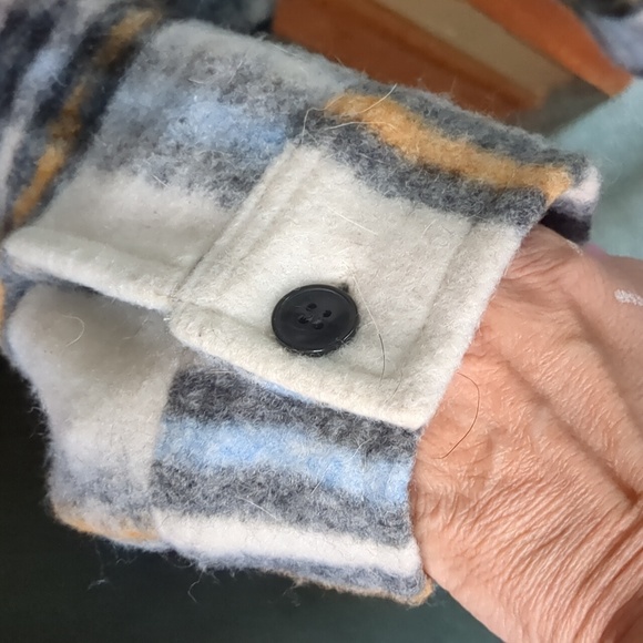 H&M* lightweight fuzzy plaid long sleeve collared button front size L shacket - Picture 3 of 12